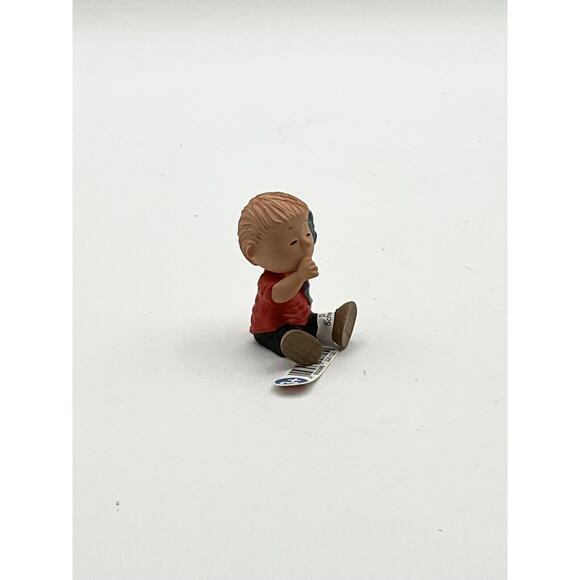Linus Van Pelt Schleich Peanuts Miniature PVC Figure D-73508 / 73527 - Picture 4 of 7